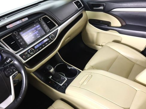 Used 2019 Toyota Highlander XLE FWD image 34