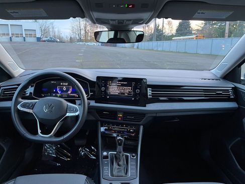 Used 2025 Volkswagen Jetta SE image 33