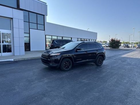 Used 2017 Jeep Cherokee Latitude w/ Safety/Convenience Group FWD image 2