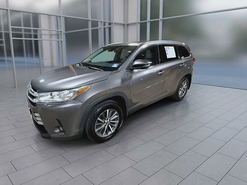 Used 2019 Toyota Highlander XLE AWD/4WD image 4