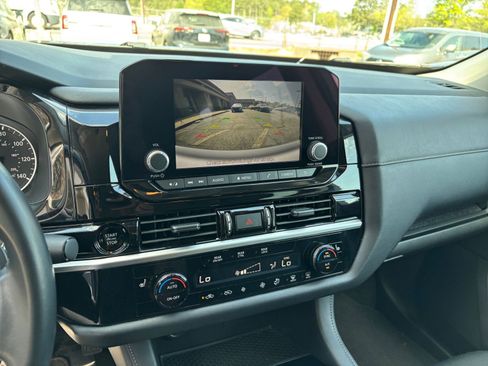 Used 2025 Nissan Pathfinder SV image 29