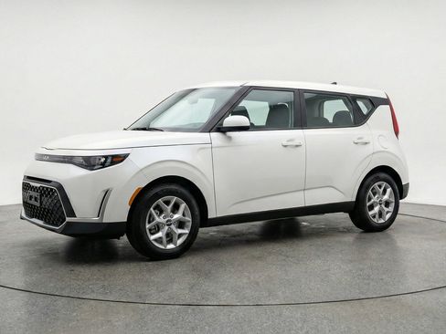 Used 2025 Kia Soul LX w/ LX Technology Package FWD image 3