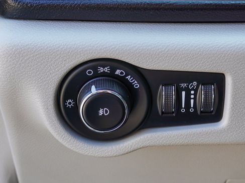 Used 2018 Chrysler Pacifica Touring-L FWD image 19