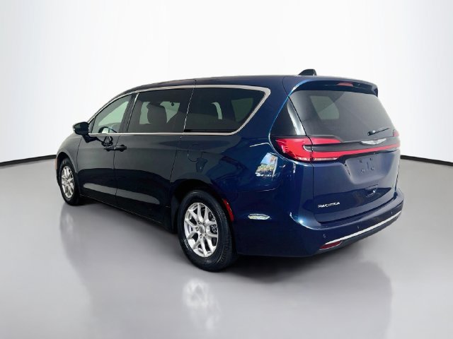 Used 2024 Chrysler Pacifica Touring FWD image 7