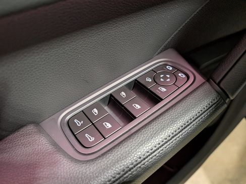 Certified 2025 Porsche Cayenne AWD/4WD image 20