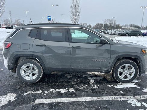 Used 2024 Jeep Compass Latitude w/ Convenience Group image 4