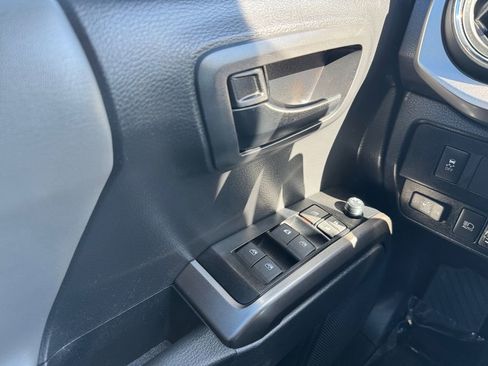 Certified 2022 Toyota Tacoma SR5 AWD/4WD image 11