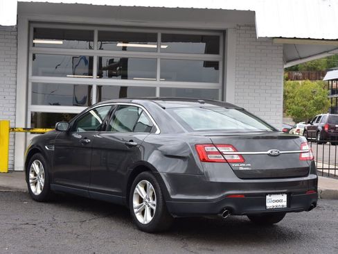 Used 2016 Ford Taurus SE image 3