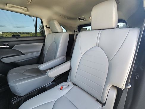 Used 2020 Toyota Highlander XLE image 27