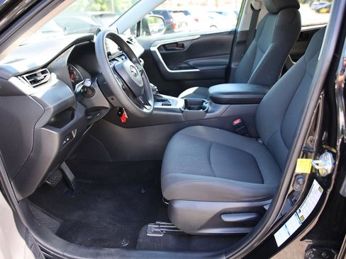 Used 2021 Toyota RAV4 LE AWD/4WD image 16
