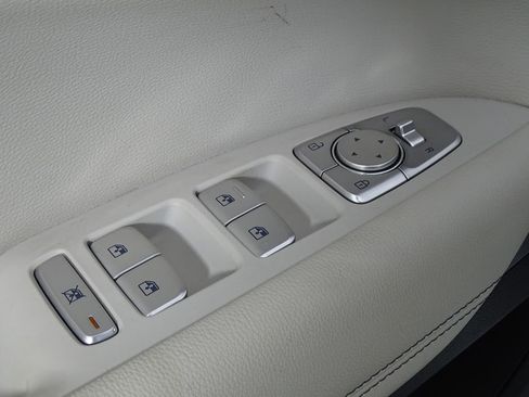 Used 2024 Genesis G70 2.5T image 18