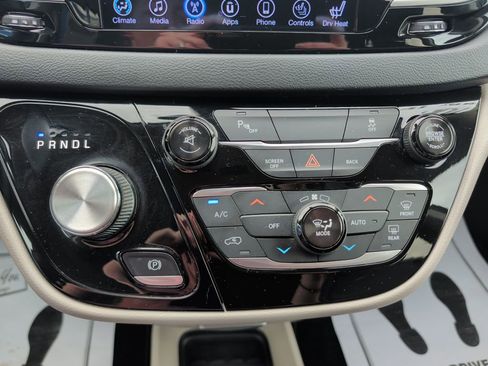 Used 2017 Chrysler Pacifica Touring-L image 14