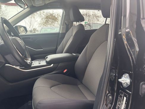 Used 2025 Toyota Highlander LE image 38