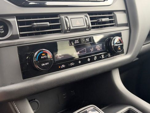 Used 2025 Nissan Pathfinder S image 19