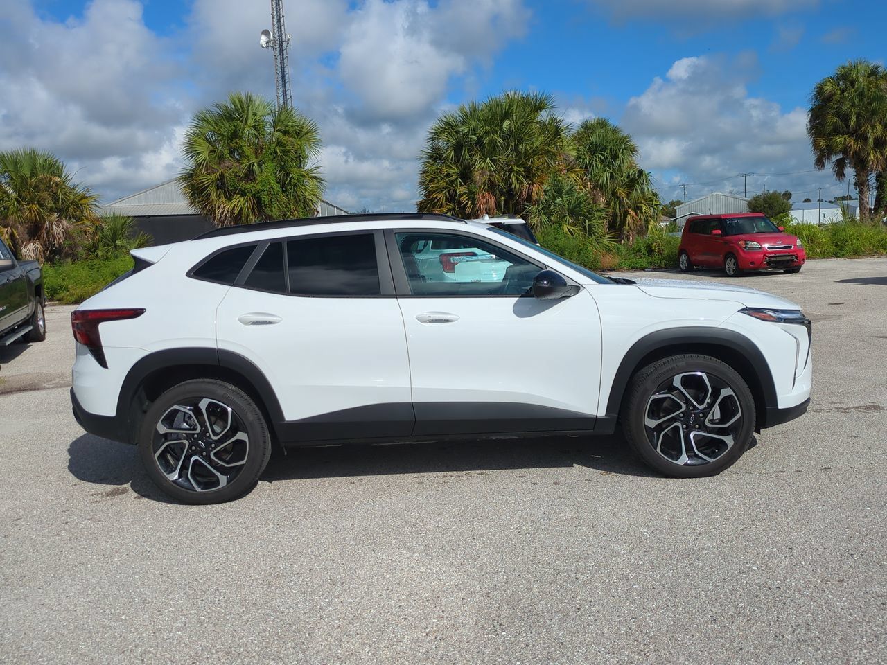 Used 2024 Chevrolet Trax RS w/ Sunroof Package FWD image 3