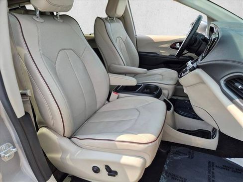 Used 2018 Chrysler Pacifica Limited w/ Advanced Safetytec Group FWD image 24