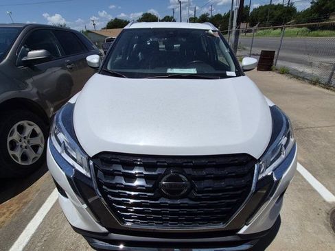 Used 2023 Nissan Kicks SV FWD image 2