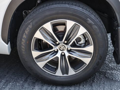Used 2023 Toyota Highlander XLE FWD image 10