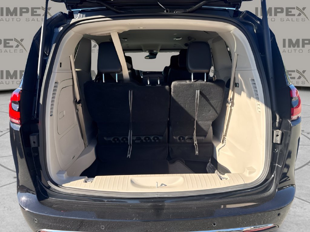 Used 2024 Chrysler Pacifica Limited FWD image 27