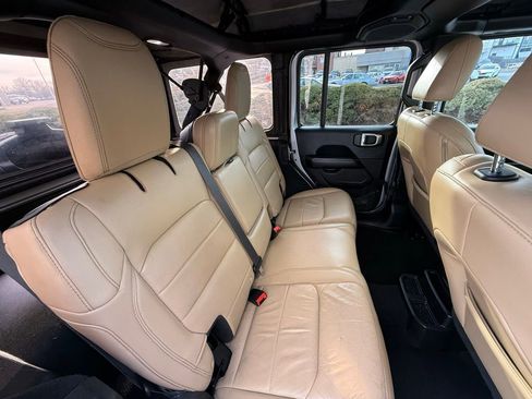 Used 2018 Jeep Wrangler Unlimited Sahara AWD/4WD image 35