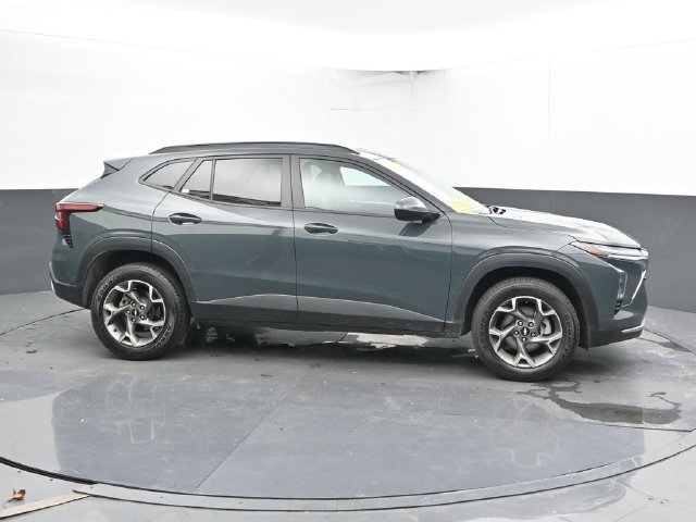 Used 2025 Chevrolet Trax LT FWD image 4