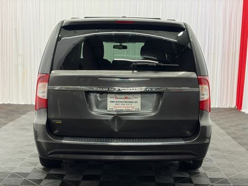 Used 2016 Chrysler Town & Country Touring FWD image 7