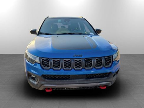 Used 2025 Jeep Compass Trailhawk AWD/4WD image 4