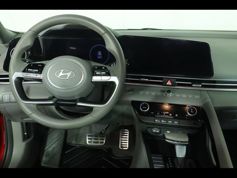 Used 2025 Hyundai Elantra SEL FWD image 13