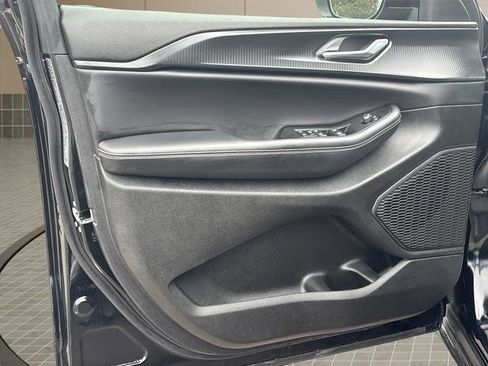 Used 2025 Jeep Grand Cherokee Laredo X w/ Luxury Tech Group I image 16