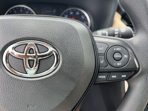 Used 2019 Toyota RAV4 XLE FWD image 11