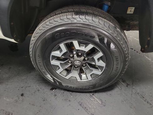 Used 2019 Toyota Tacoma TRD Off-Road w/ Technology Package AWD/4WD image 11