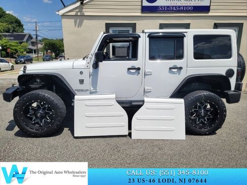 Used 2014 Jeep Wrangler Unlimited Sahara w/ Dual Top Group AWD/4WD image 9