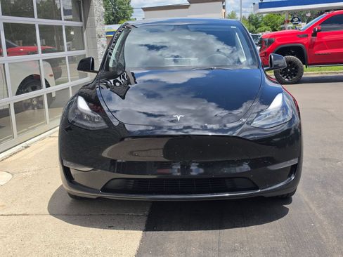 Used 2023 Tesla Model Y Long Range AWD/4WD image 2