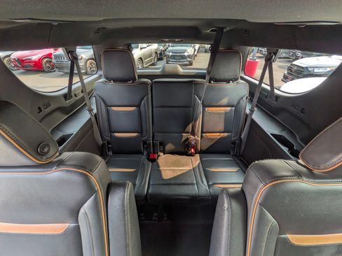 Used 2021 GMC Yukon XL AT4 w/ Technology Package AWD/4WD image 9