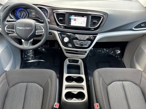 Used 2024 Chrysler Voyager LX image 14