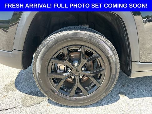 Used 2024 Jeep Grand Cherokee Altitude AWD/4WD image 36