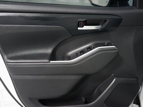 Certified 2024 Toyota Highlander XLE image 31