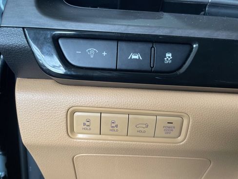 Used 2023 Kia Carnival EX FWD image 18