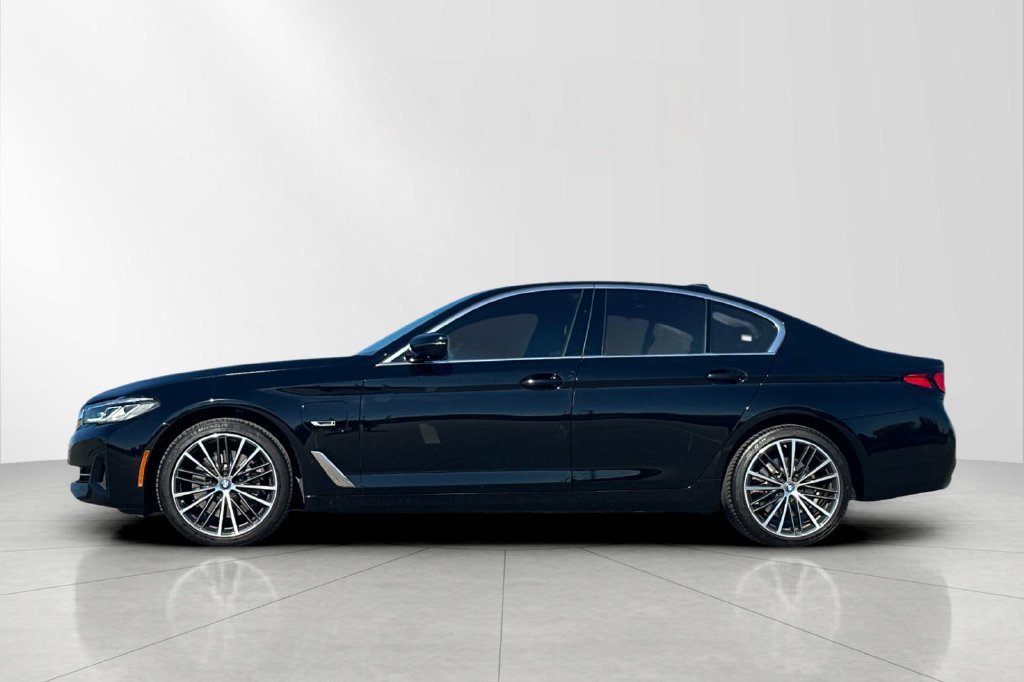 Used 2023 BMW 530e w/ Executive Package RWD image 3