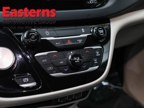 Used 2023 Chrysler Voyager LX image 20