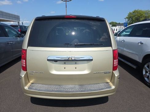 Used 2010 Chrysler Town & Country Touring FWD image 3