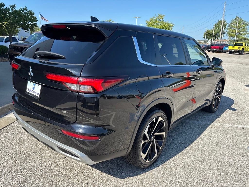 Used 2024 Mitsubishi Outlander SE AWD/4WD image 8