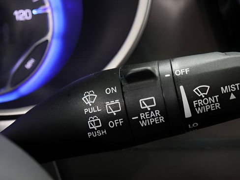 Used 2025 Chrysler Pacifica Select image 17