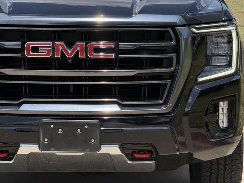 Used 2023 GMC Yukon XL AT4 w/ AT4 Premium Package AWD/4WD image 9