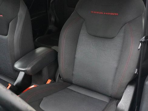 Used 2016 Jeep Renegade Trailhawk AWD/4WD image 4