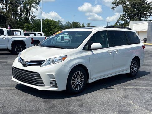 Used 2020 Toyota Sienna XLE w/ XLE Navigation Package FWD image 25