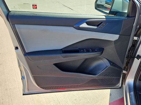 Certified 2022 Volkswagen Taos SE image 12