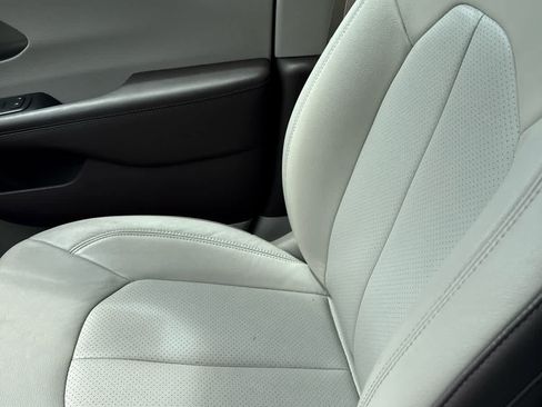 Used 2018 Chrysler Pacifica Touring-L w/ Tire & Wheel Group FWD image 7