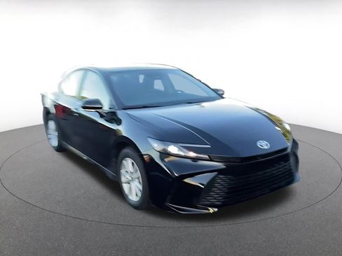 Used 2025 Toyota Camry LE image 3