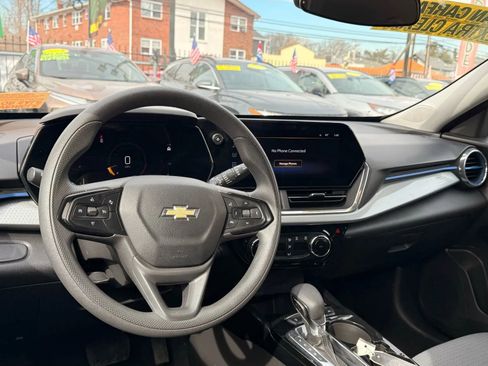 Used 2025 Chevrolet Trax LT image 17